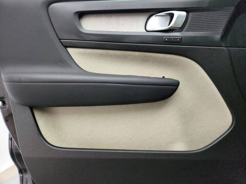 2023 Volvo XC40 B5 Plus Dark Theme