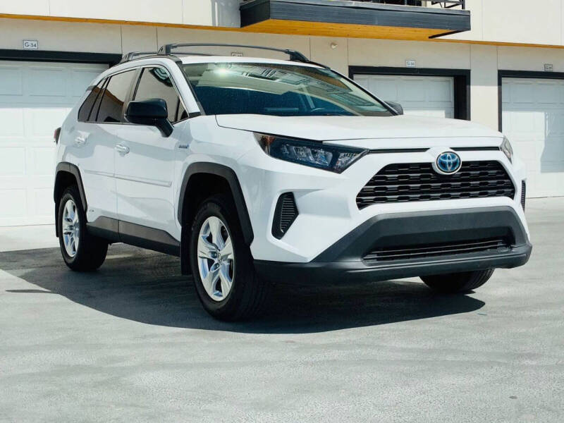 2021 Toyota RAV4 LE's photo