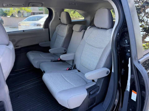 2022 Toyota Sienna LE 8-Passenger