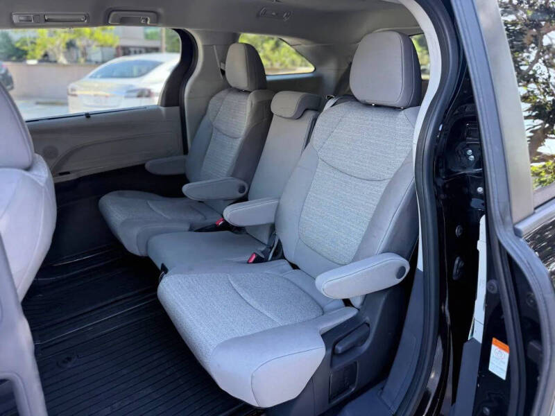 2022 Toyota Sienna LE 8-Passenger