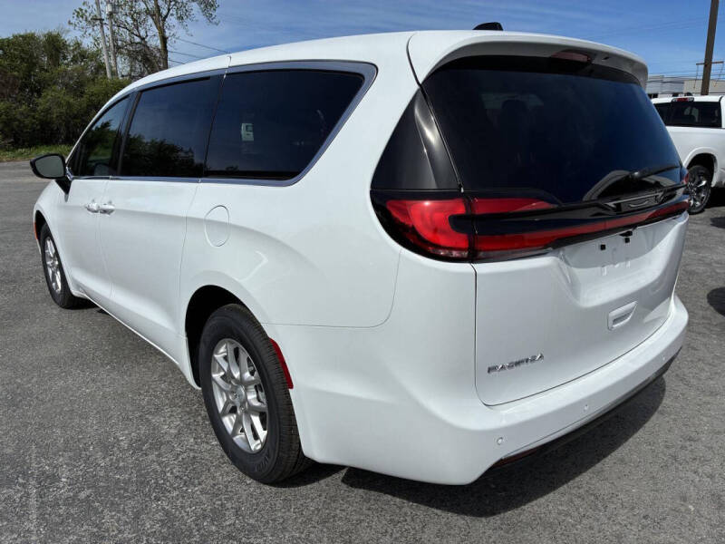 2027 Chrysler Pacifica Select