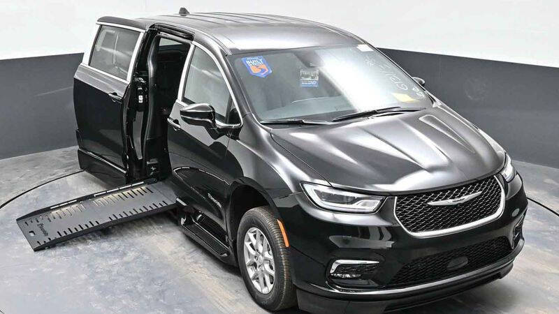 2025 Chrysler Pacifica Select