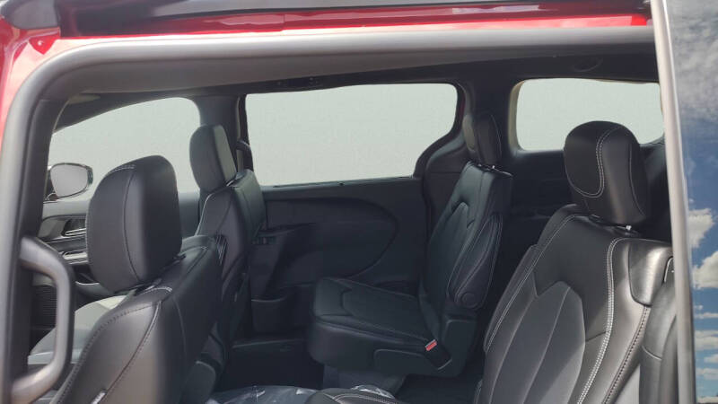 2027 Chrysler Pacifica Select