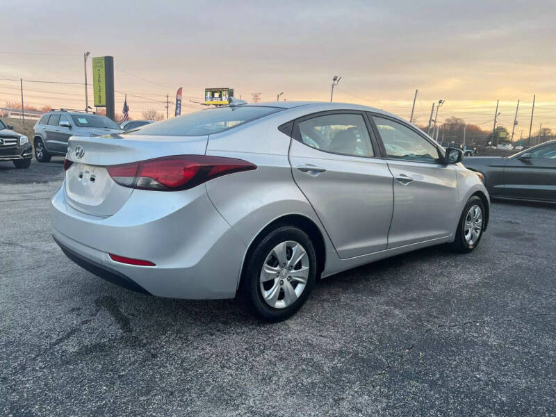 2016 Hyundai Elantra SE