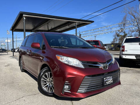 2018 Toyota Sienna XLE 8-Passenger