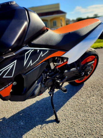2024 KTM 890 SMT