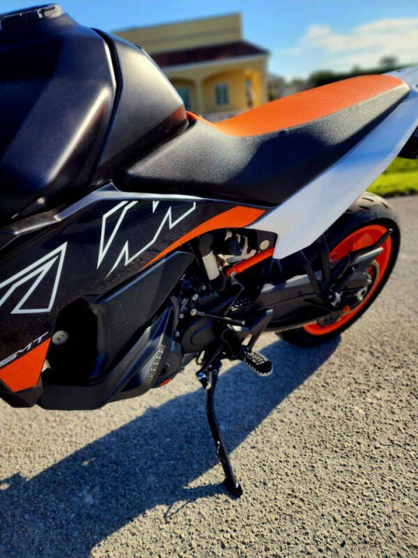 2024 KTM 890 SMT