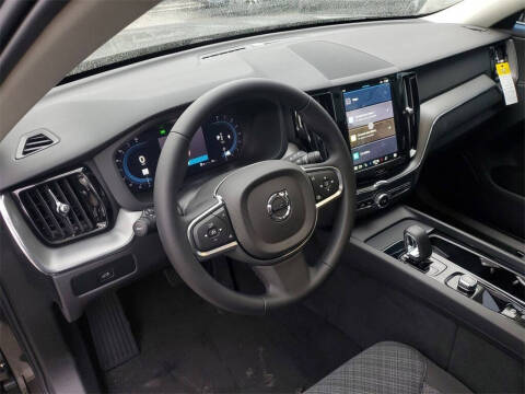 2025 Volvo XC60 B5 Core Dark Theme