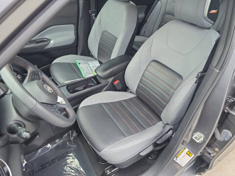 2023 Nissan Kicks SR