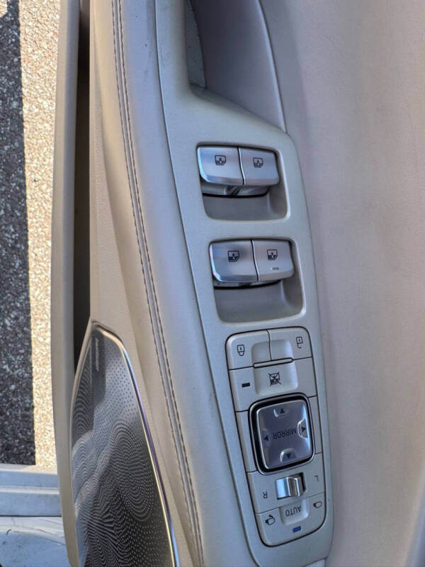 2017 Genesis G90