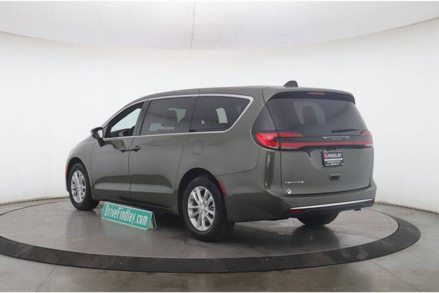 2027 Chrysler Pacifica Select