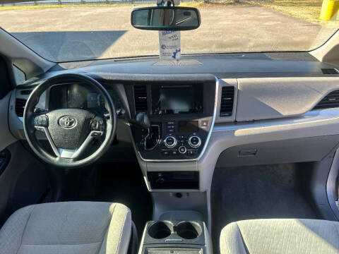 2017 Toyota Sienna LE 8-Passenger