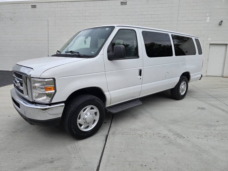 2013 Ford E-Series Econoline Wagon XLT photo 4