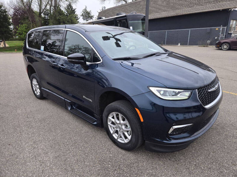 2025 Chrysler Pacifica Select