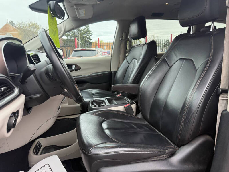 2017 Chrysler Pacifica Touring-L