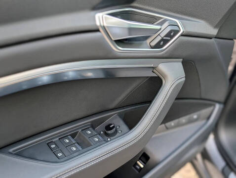 2021 Audi e-tron quattro Premium