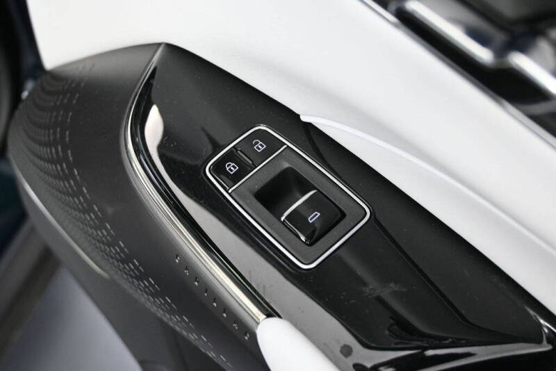 2024 Cadillac LYRIQ Luxury 1