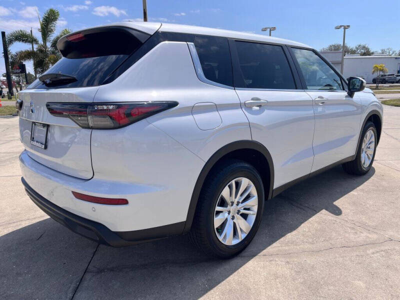 2025 Mitsubishi Outlander ES