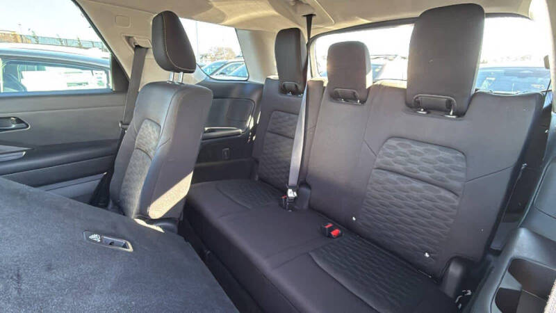 2024 Nissan Pathfinder SV