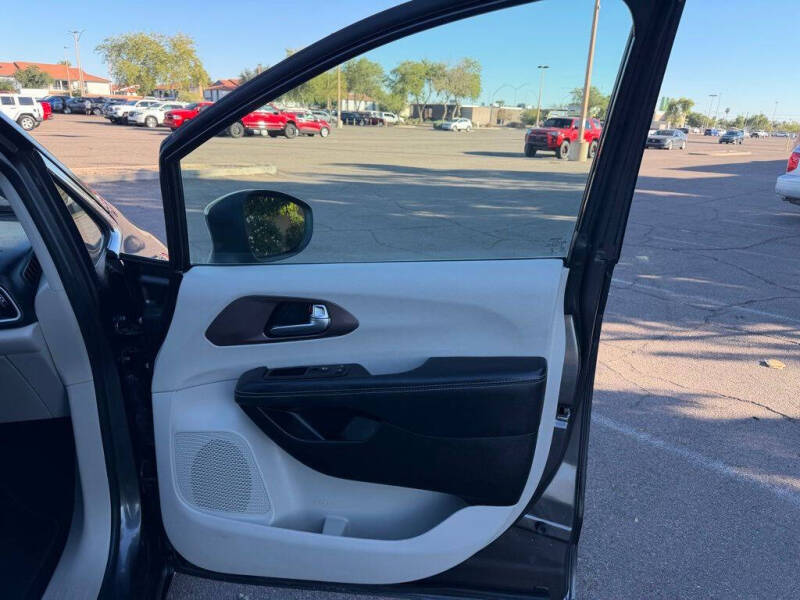 2023 Chrysler Voyager LX