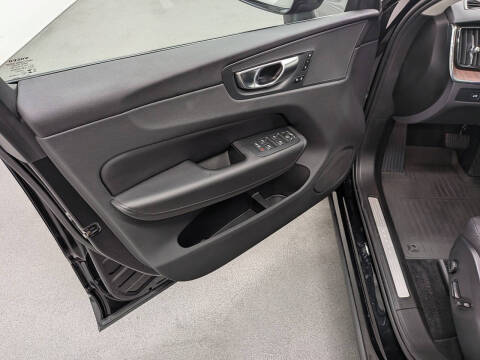 2024 Volvo XC60 B5 Plus Dark Theme