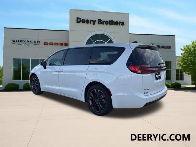 2026 Chrysler Pacifica Select