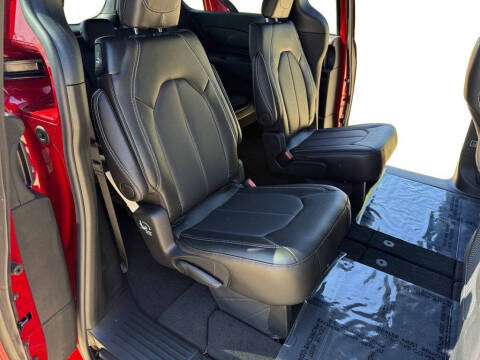 2027 Chrysler Pacifica Select