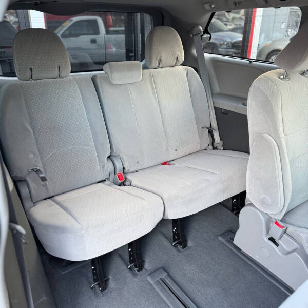 2019 Toyota Sienna LE 7-Passenger