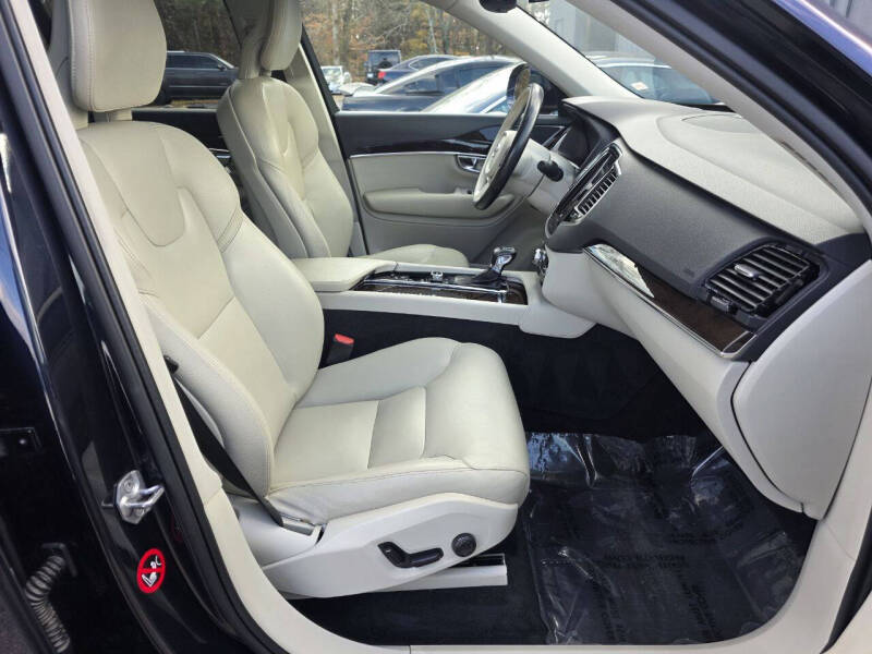 2016 Volvo XC90 T6 Momentum