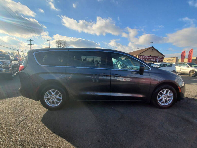2022 Chrysler Voyager LX