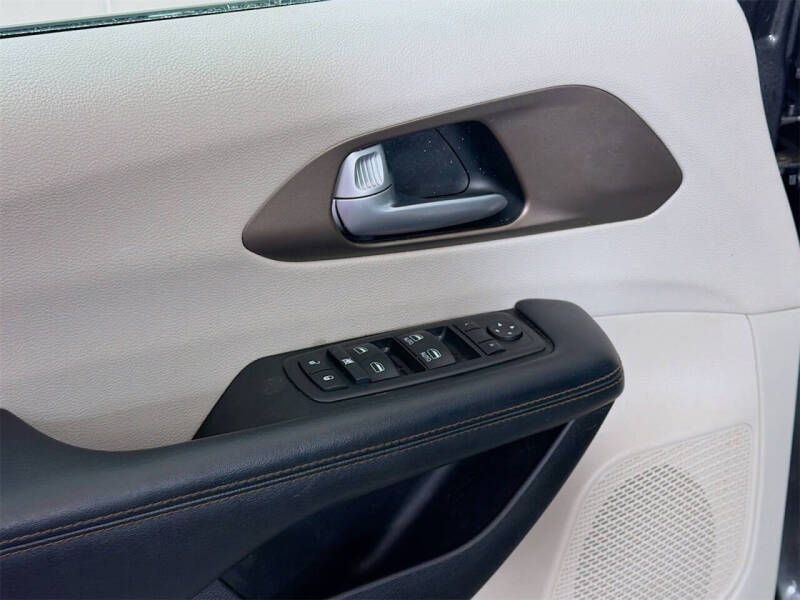 2017 Chrysler Pacifica Touring-L