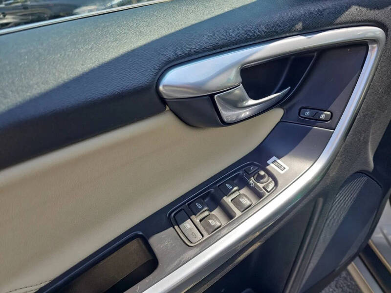 2016 Volvo XC60 T6 Platinum