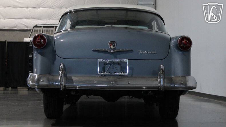 1954 Ford Crestline