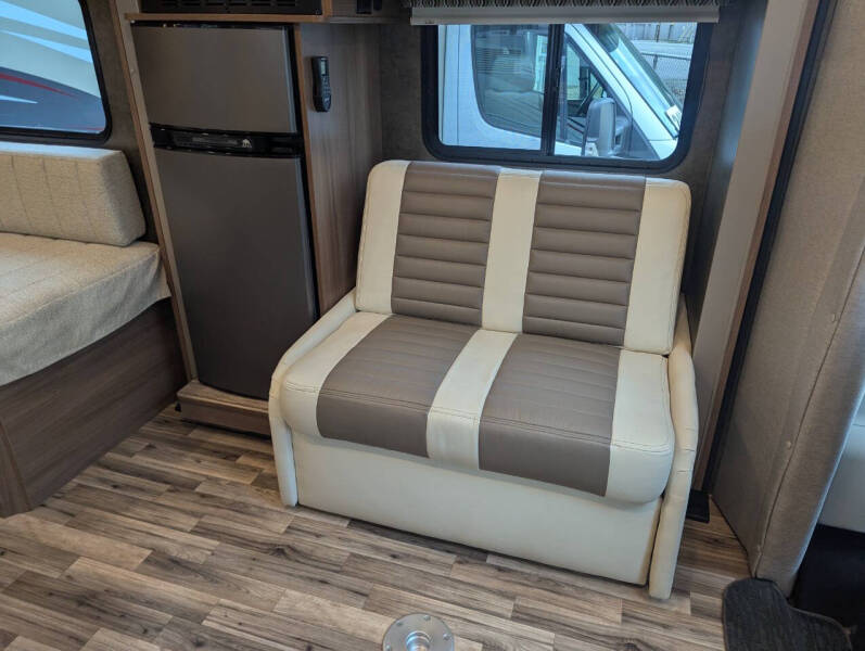 2018 Winnebago Trend 23D / 23ft