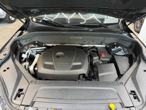 2016 Volvo XC90 T6 Momentum