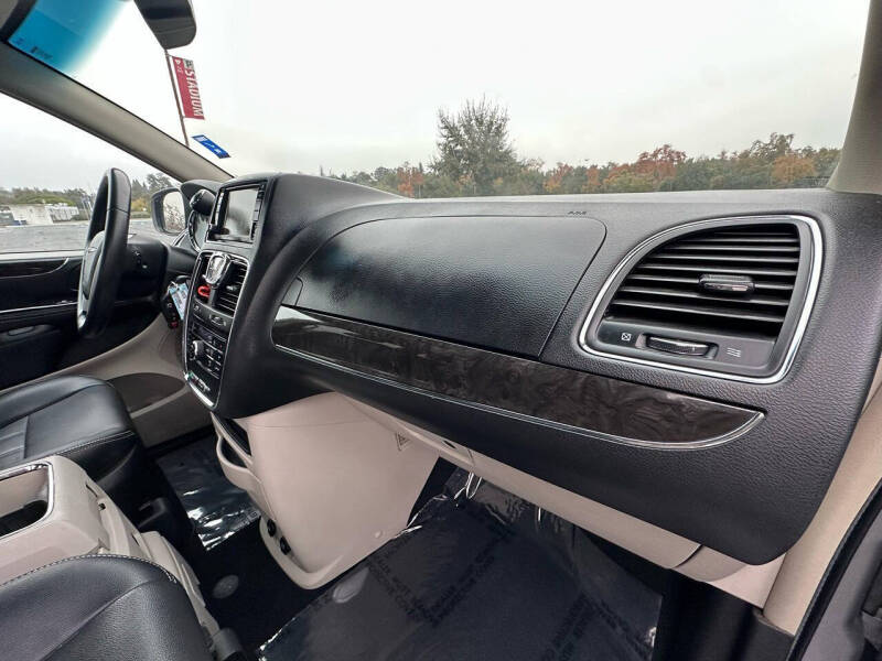 2016 Chrysler Town and Country Touring