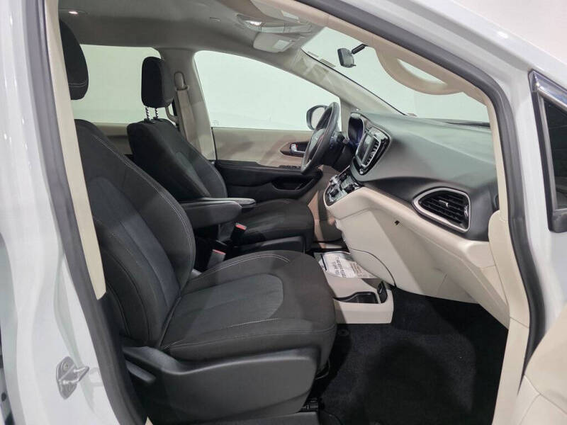 2022 Chrysler Voyager LX