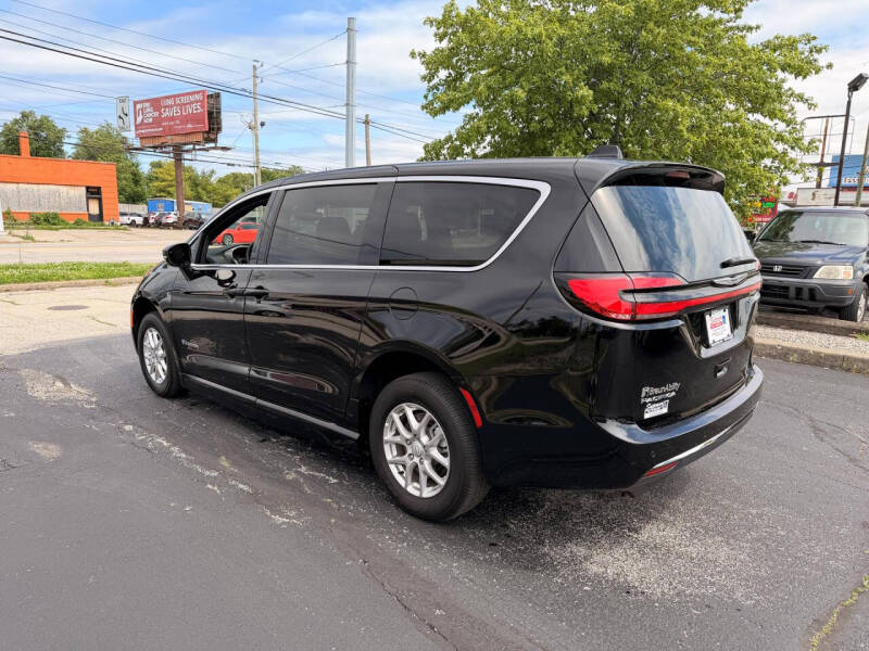 2025 Chrysler Pacifica Select