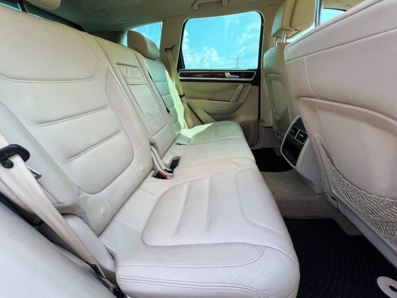 2011 Volkswagen Touareg VR6 Sport