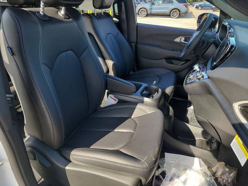 2026 Chrysler Voyager LX