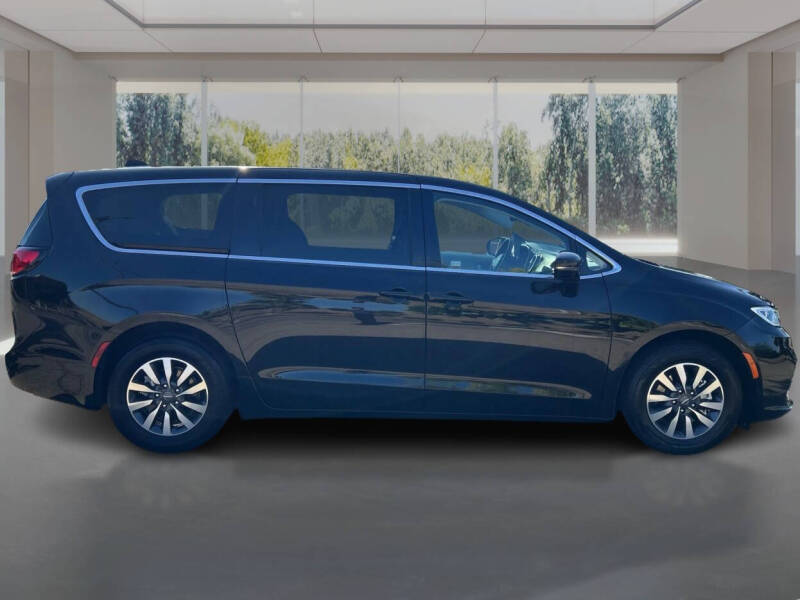 2024 Chrysler Pacifica Plug-In Hybrid Select