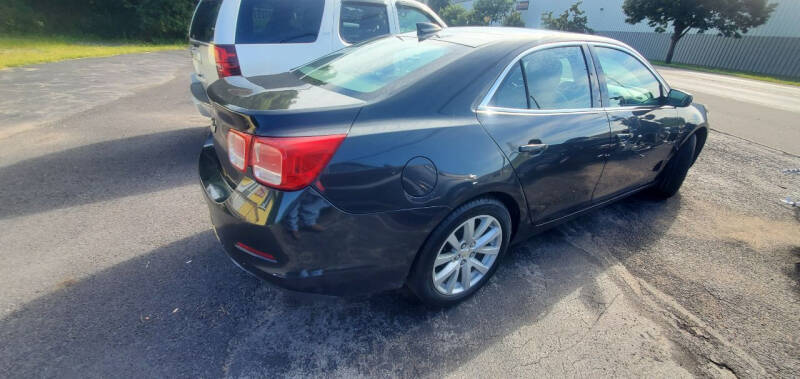 2015 Chevrolet Malibu 2LT photo 3