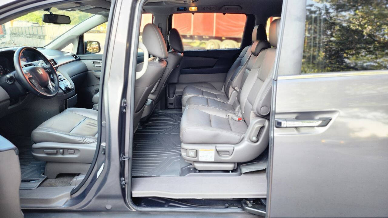 2013 Honda Odyssey  - $10,900