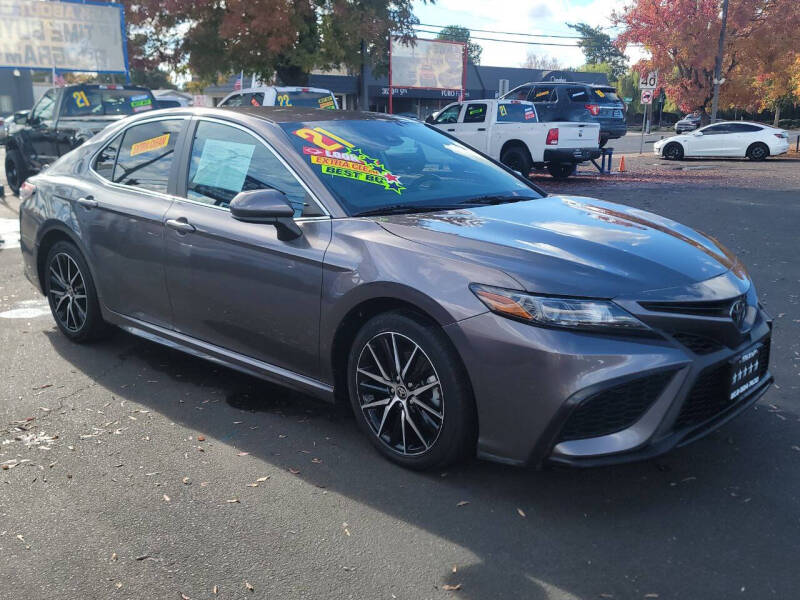 2021 Toyota Camry SE photo 2