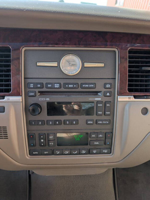 2005 Lincoln Town Car Signature Limited