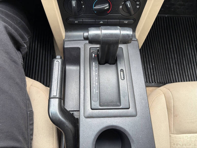 2005 Ford Mustang V6 Deluxe