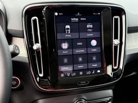 2023 Volvo XC40 B5 Plus Bright Theme