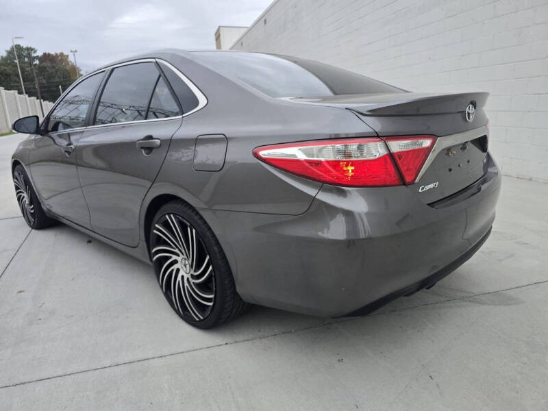 2015 Toyota Camry SE photo 4