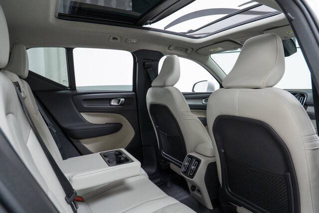 2025 Volvo XC40 B5 Plus Bright Theme