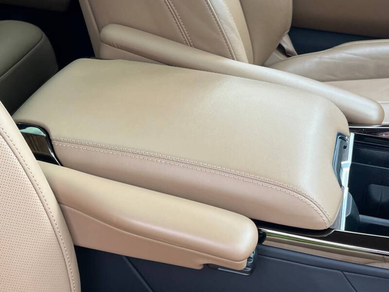 2024 Land Rover Range Rover Sport P360 SE